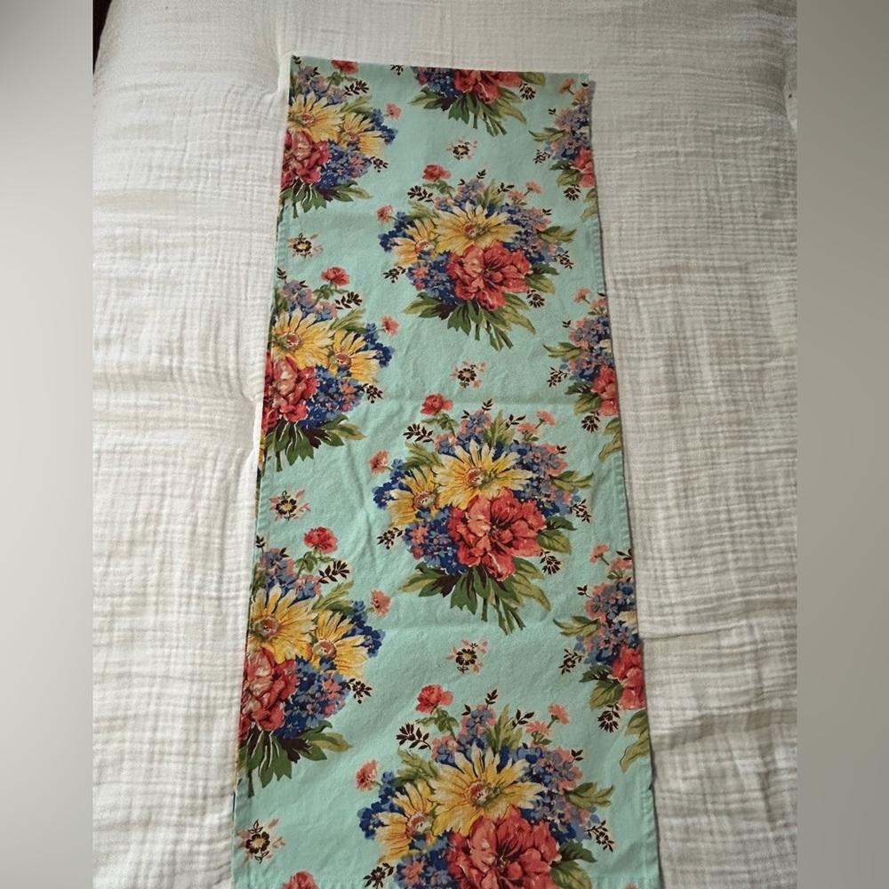 April Cornell table runner. Seafoam Daisies